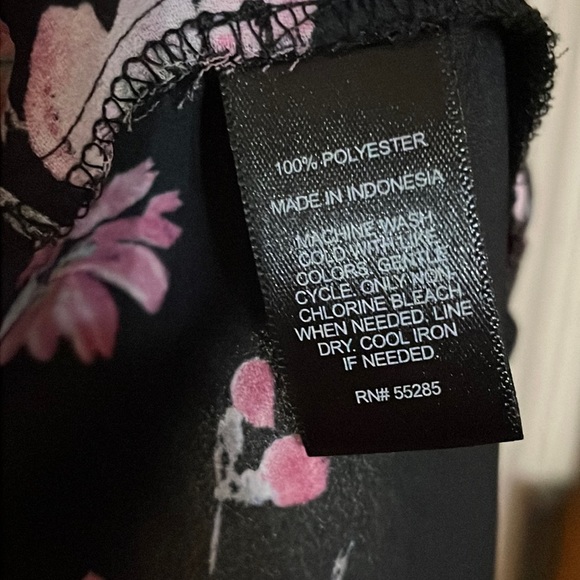 •EXPRESS•NWOT BLACK WITH OINK FLORAL SPLIT BACK TANK TOP SIZE MEDIUM - Picture 6 of 6